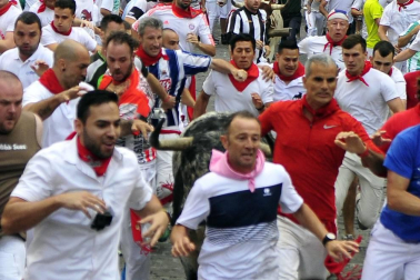 Imágenes del segundo encierro de los sanfermines 2019 protagonizado por toros de Cebada Gago.