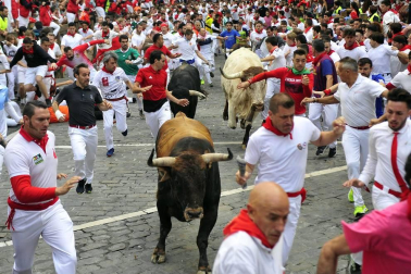 Imágenes del segundo encierro de los sanfermines 2019 protagonizado por toros de Cebada Gago.