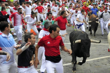 Imágenes del segundo encierro de los sanfermines 2019 protagonizado por toros de Cebada Gago.