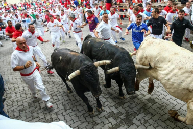 Imágenes del segundo encierro de los sanfermines 2019 protagonizado por toros de Cebada Gago.