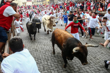 Imágenes del segundo encierro de los sanfermines 2019 protagonizado por toros de Cebada Gago.