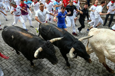 Imágenes del segundo encierro de los sanfermines 2019 protagonizado por toros de Cebada Gago.
