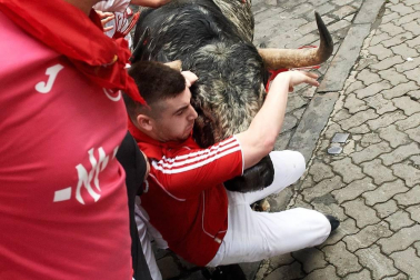 Imágenes del segundo encierro de los sanfermines 2019 protagonizado por toros de Cebada Gago.