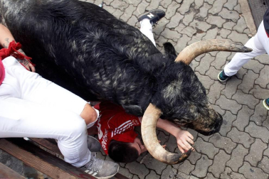 Imágenes del segundo encierro de los sanfermines 2019 protagonizado por toros de Cebada Gago.