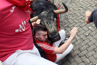 Imágenes del segundo encierro de los sanfermines 2019 protagonizado por toros de Cebada Gago.