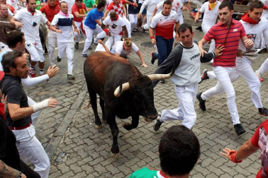 Imágenes del segundo encierro de los sanfermines 2019 protagonizado por toros de Cebada Gago.