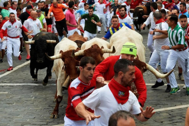 Imágenes del segundo encierro de los sanfermines 2019 protagonizado por toros de Cebada Gago.