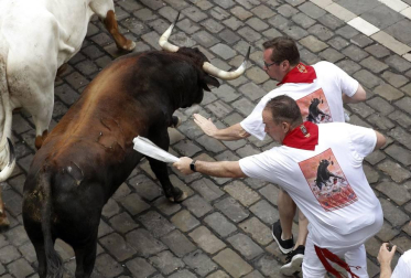 Imágenes del segundo encierro de los sanfermines 2019 protagonizado por toros de Cebada Gago.