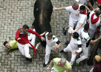Imágenes del segundo encierro de los sanfermines 2019 protagonizado por toros de Cebada Gago.