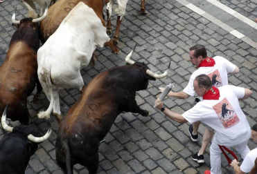 Imágenes del segundo encierro de los sanfermines 2019 protagonizado por toros de Cebada Gago.