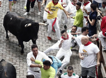 Imágenes del segundo encierro de los sanfermines 2019 protagonizado por toros de Cebada Gago.