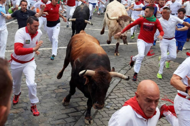 Imágenes del segundo encierro de los sanfermines 2019 protagonizado por toros de Cebada Gago.