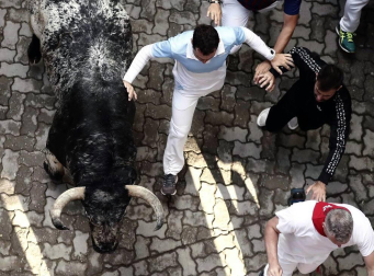 Imágenes del segundo encierro de los sanfermines 2019 protagonizado por toros de Cebada Gago.