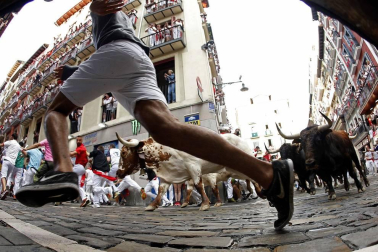 Imágenes del segundo encierro de los sanfermines 2019 protagonizado por toros de Cebada Gago.
