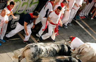 Imágenes del segundo encierro de los sanfermines 2019 protagonizado por toros de Cebada Gago.