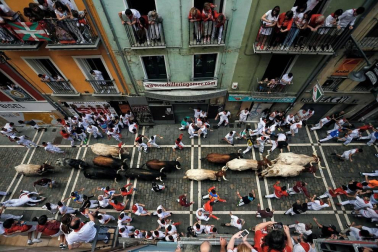 Imágenes del segundo encierro de los sanfermines 2019 protagonizado por toros de Cebada Gago.