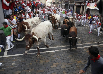 Imágenes del segundo encierro de los sanfermines 2019 protagonizado por toros de Cebada Gago.