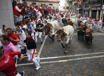 Imágenes del segundo encierro de los sanfermines 2019 protagonizado por toros de Cebada Gago.