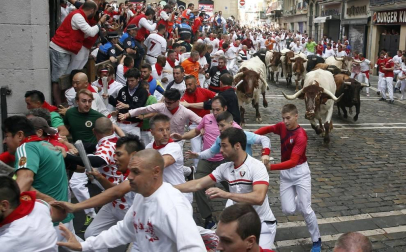 Imágenes del segundo encierro de los sanfermines 2019 protagonizado por toros de Cebada Gago.