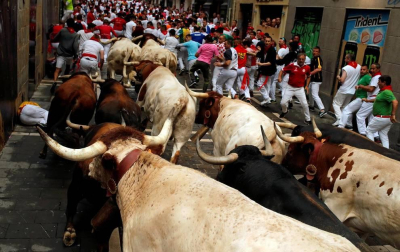 Imágenes del segundo encierro de los sanfermines 2019 protagonizado por toros de Cebada Gago.