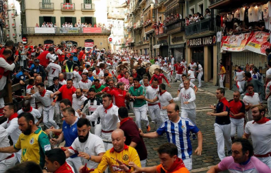 Imágenes del segundo encierro de los sanfermines 2019 protagonizado por toros de Cebada Gago.