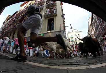 Imágenes del segundo encierro de los sanfermines 2019 protagonizado por toros de Cebada Gago.