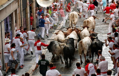 Imágenes del segundo encierro de los sanfermines 2019 protagonizado por toros de Cebada Gago.
