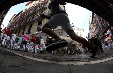 Imágenes del segundo encierro de los sanfermines 2019 protagonizado por toros de Cebada Gago.