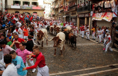 Imágenes del segundo encierro de los sanfermines 2019 protagonizado por toros de Cebada Gago.