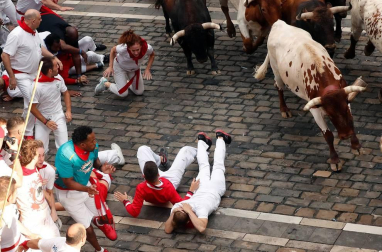 Imágenes del segundo encierro de los sanfermines 2019 protagonizado por toros de Cebada Gago.