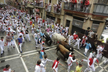 Imágenes del segundo encierro de los sanfermines 2019 protagonizado por toros de Cebada Gago.