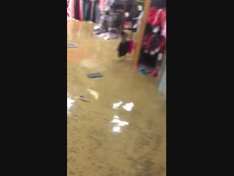 El interior de un comercio inundado por culpa de la tormenta