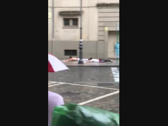 El 'aquaplaning' viral en la acera en un día lluvioso de San Fermín