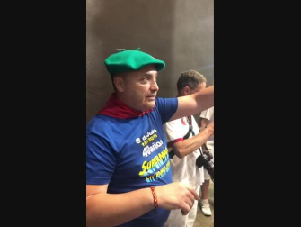 "¡Bienvenido al parque acuático de Pamplona!": el portero viral de la Plaza de Toros