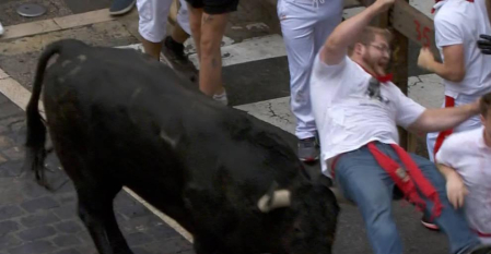 El protagonista de esta primera carrera ha sido 'Pitinesco', un astado negro de 615 kilos, que se ha quedado descolgado en la calle Estafeta y ha corneado a un corredor en el tramo de Telefónica.