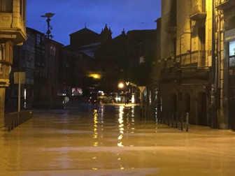 Tafalla y Pueyo han sido dos de las localidades más afectadas por las lluvias en este lunes negro, que ha dejado estampas impresionantes, con coches arrastrados, carreteras derrumbadas y ríos desbordados.