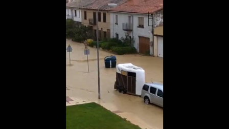 Tafalla y Pueyo han sido dos de las localidades más afectadas por las lluvias en este lunes negro, que ha dejado estampas impresionantes, con coches arrastrados, carreteras derrumbadas y ríos desbordados.
