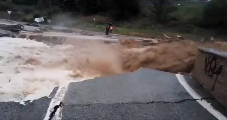 Tafalla y Pueyo han sido dos de las localidades más afectadas por las lluvias en este lunes negro, que ha dejado estampas impresionantes, con coches arrastrados, carreteras derrumbadas y ríos desbordados.
