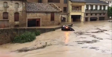 Tafalla y Pueyo han sido dos de las localidades más afectadas por las lluvias en este lunes negro, que ha dejado estampas impresionantes, con coches arrastrados, carreteras derrumbadas y ríos desbordados.