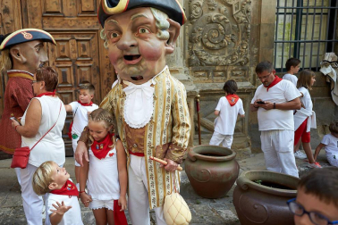 Fotos del recorrido de los gigantes y cabezudos de Pamplona del día 8 de julio de San Fermín 2019