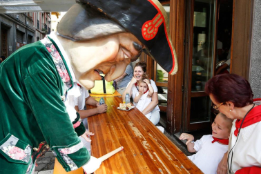 Fotos del recorrido de los gigantes y cabezudos de Pamplona del día 8 de julio de San Fermín 2019