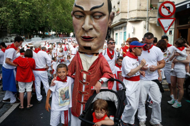Fotos del recorrido de los gigantes y cabezudos de Pamplona del día 8 de julio de San Fermín 2019