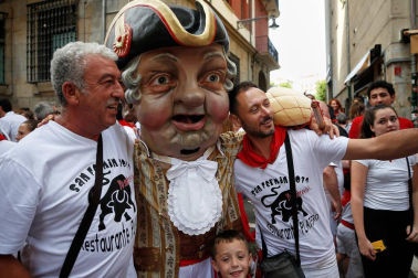 Fotos del recorrido de los gigantes y cabezudos de Pamplona del día 8 de julio de San Fermín 2019