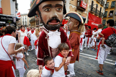 Fotos del recorrido de los gigantes y cabezudos de Pamplona del día 8 de julio de San Fermín 2018