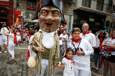 Fotos del recorrido de los gigantes y cabezudos de Pamplona del día 8 de julio de San Fermín 2018