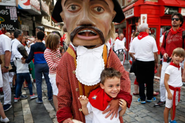 Fotos del recorrido de los gigantes y cabezudos de Pamplona del día 8 de julio de San Fermín 2018