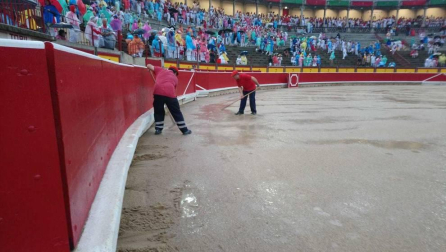 Operarios trabajan en el coso taurino a las 18.30 horas