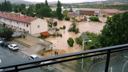 Tafalla y Pueyo han sido dos de las localidades más afectadas por las lluvias en este lunes negro, que ha dejado estampas impresionantes, con coches arrastrados, carreteras derrumbadas y ríos desbordados.