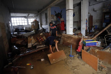 La calle Martínez de Espronceda, en Tafalla, discurre paralela al río Cidacos, aunque la tarde noche del lunes fue prácticamente engullida por él.