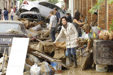 La calle Martínez de Espronceda, en Tafalla, discurre paralela al río Cidacos, aunque la tarde noche del lunes fue prácticamente engullida por él.